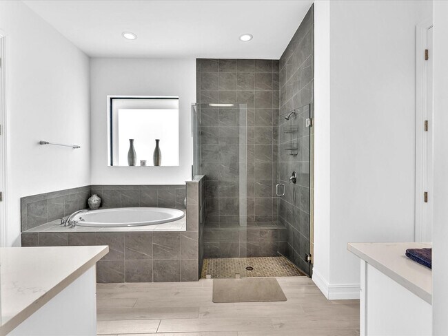 Building Photo - 8928 Bastille Cir E