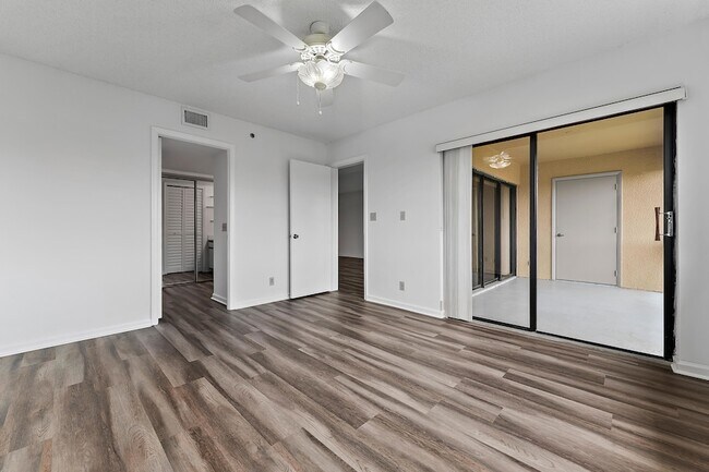 Building Photo - 700 Uno Lago Dr