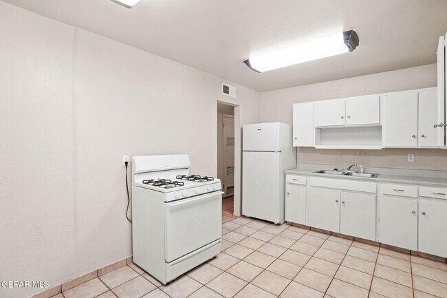 Building Photo - 4908 Royal Dr