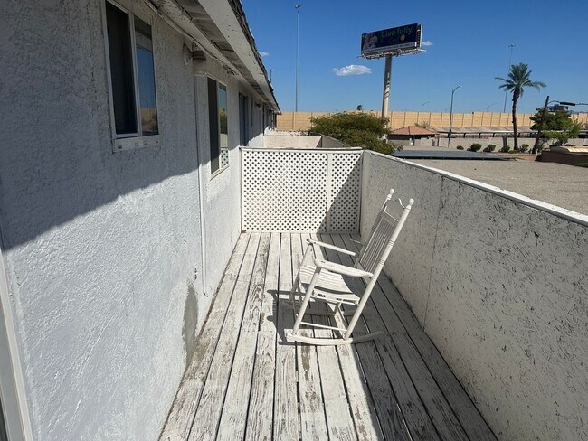 Building Photo - SE!!! Townhouse, Community Pool, Clubhouse...