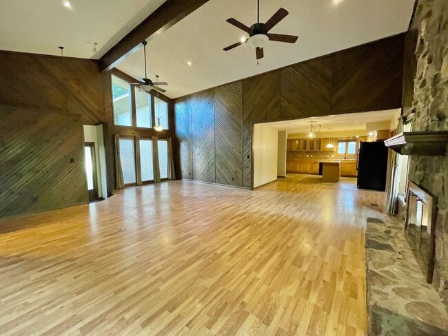 Building Photo - Large 3 bed / 2 bath Available Now!