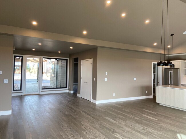 Building Photo - Newer, Modern Construction Home in Tetherow