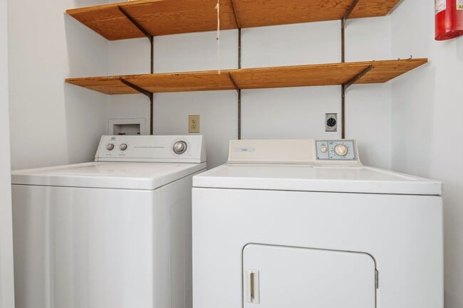 Building Photo - Peaceful on Poplar