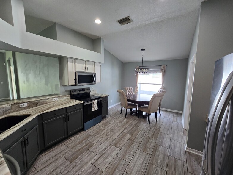 Building Photo - 1124 Lumsden Pointe Blvd