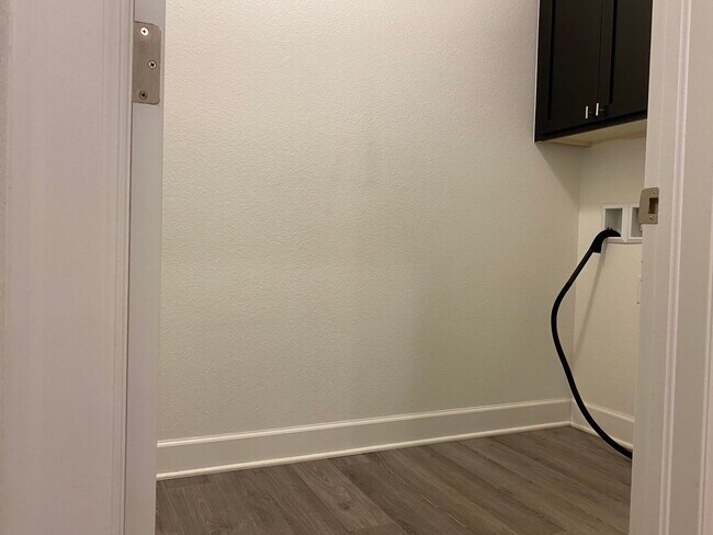 Building Photo - Luxury Townhome!