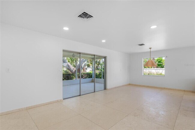 Building Photo - 114 8th St