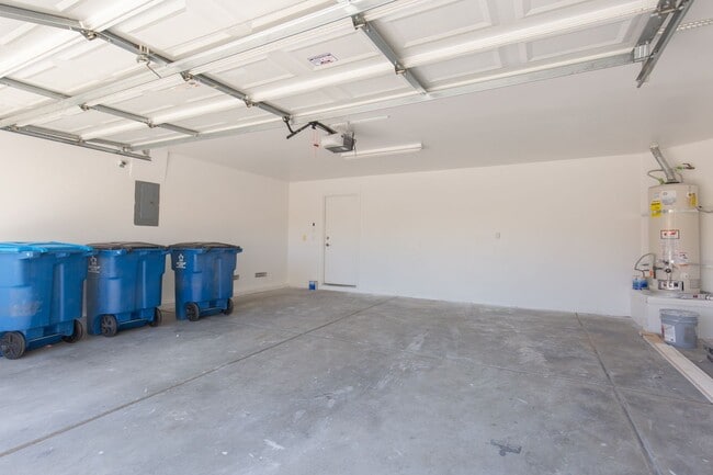 Building Photo - Recently renovated 4 br home in the Southwest