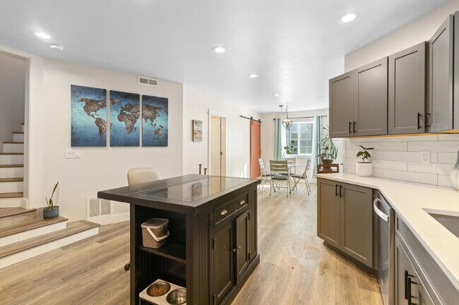 Building Photo - Beautiful, Spacious, Damascus Home with Incredible Views