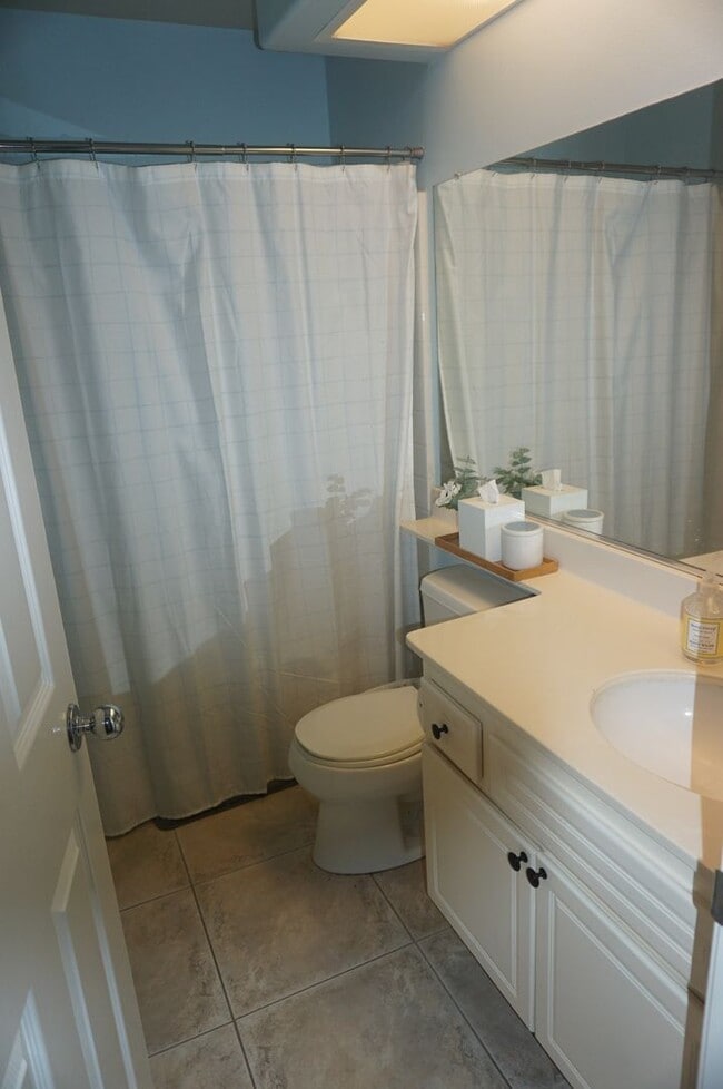 Building Photo - Stunning 2 Bed 2 Bath Tustin Condo with So...