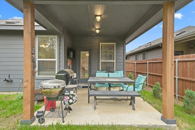 Building Photo - 585 Concho St