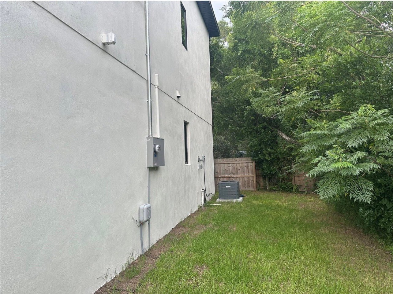 Building Photo - 823 La Salle Ave