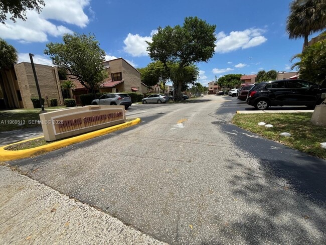 Building Photo - 271 W Park Dr