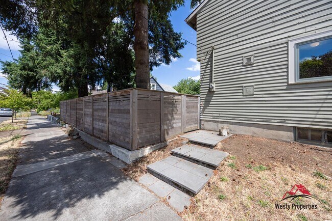 Building Photo - 2407 NE Skidmore St