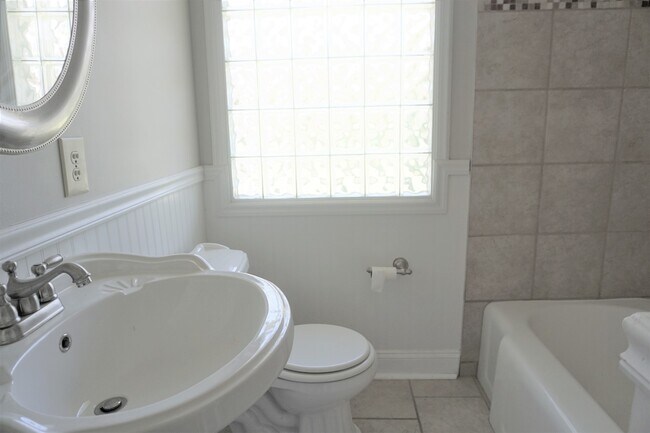 Building Photo - 3 Bed 2 Baths In Midtown Charmer With Covered Front Porch!