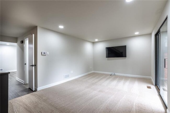 Building Photo - 107 Forest Edge Dr