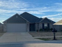 Building Photo - BEAUTIFUL FAYETTEVILLE HOME - CLOSE TO ALL SCHOOLS - FENCED IN YARD