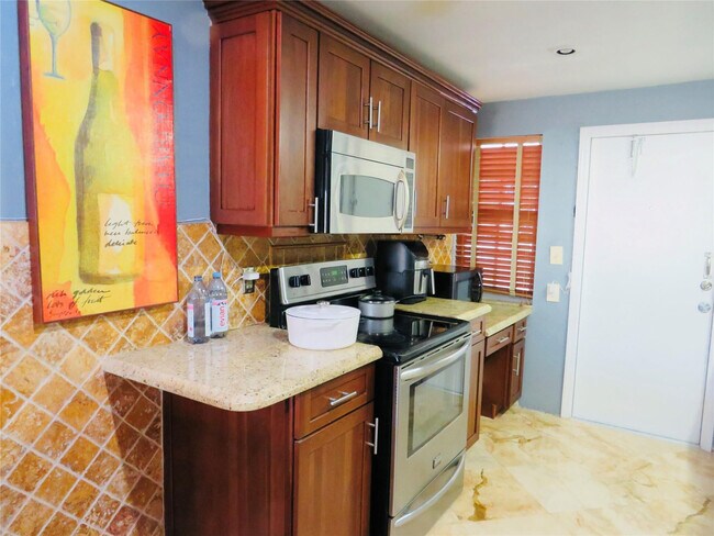 Building Photo - 2601 S Palm Aire Dr