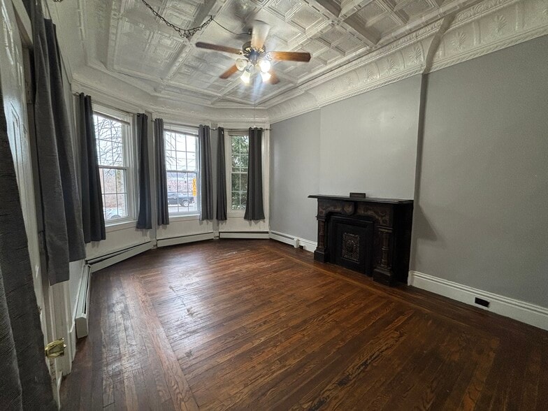 Building Photo - 203 Main St