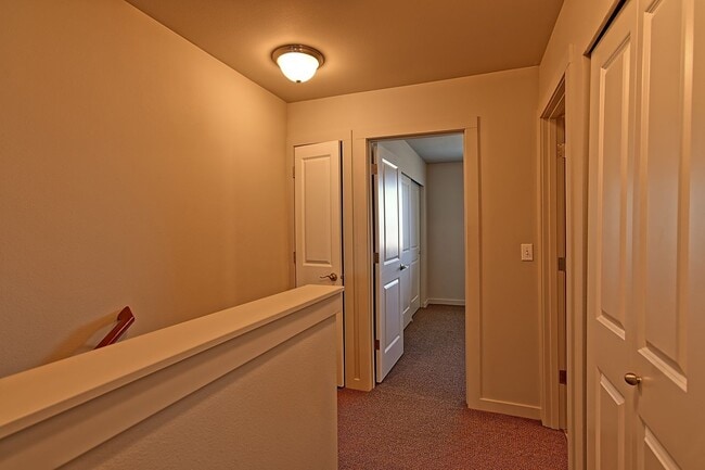 Building Photo - Near Silver Lake - Northlake Court 3 Bedro...