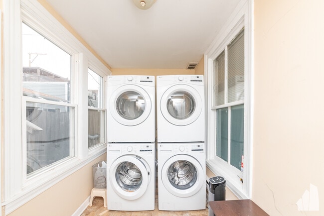 Building Photo - 2428 W Carmen Ave