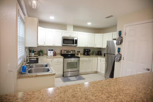 Building Photo - 826 N Lincoln Ave