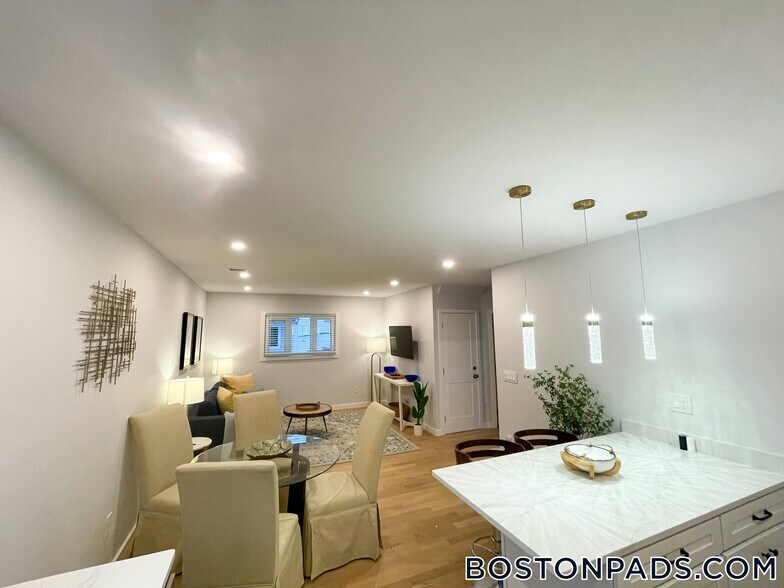 Building Photo - 75 Thorndike St