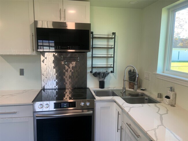 Building Photo - 8309 Autumn Ln