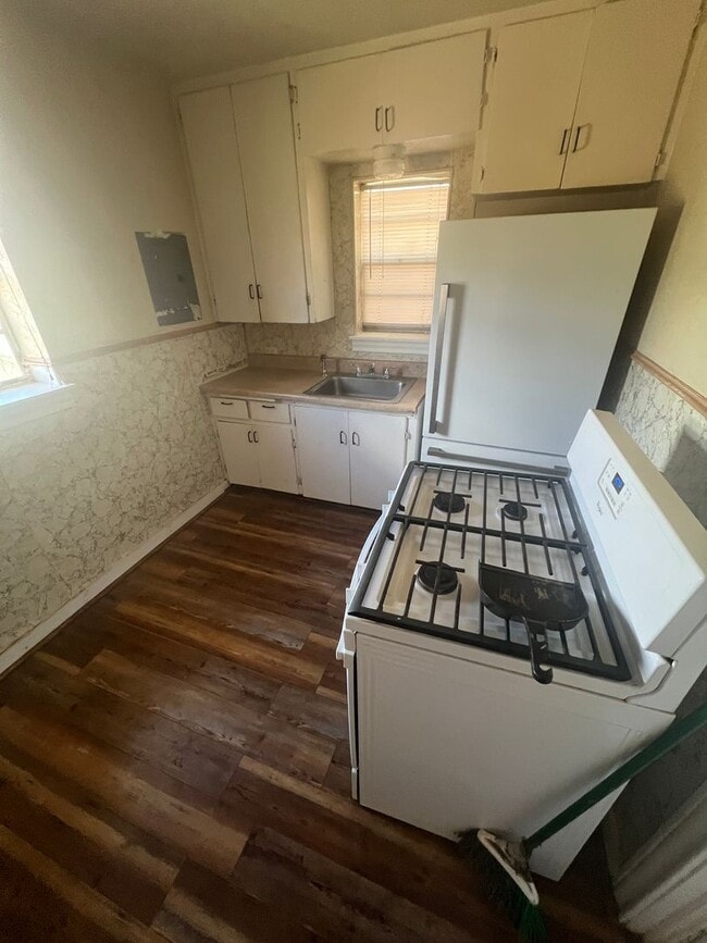 Building Photo - Large 2 bed home!