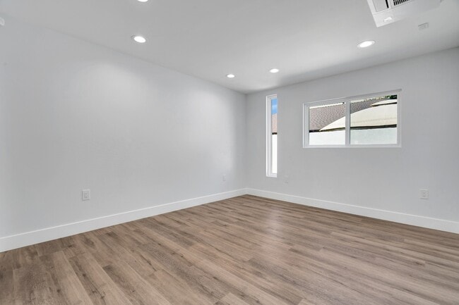 Building Photo - Modern 1BR in NoHo w/ Luxury European Finishes