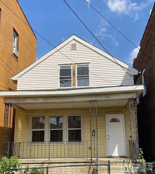 Building Photo - 690 State St