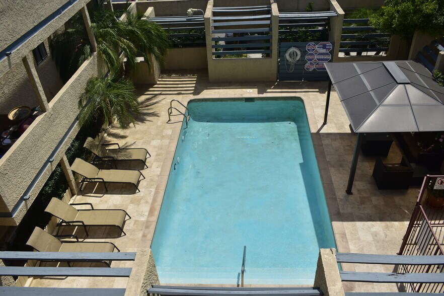 Pool and Lounge Area - Canyon Crest
