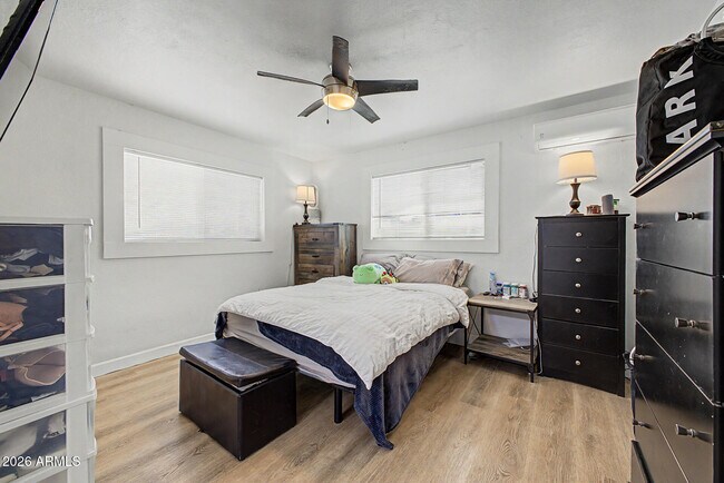 Building Photo - 2208 W San Miguel Ave