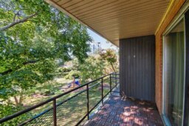Building Photo - Fabulous 2BR/1BA Top Floor Condo in Grosve...