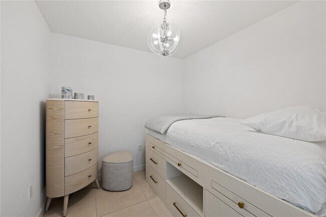 Building Photo - 401 N Birch Rd