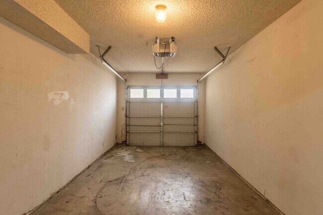 Building Photo - 3901 Knollwood Dr