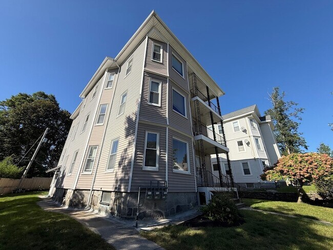 Building Photo - 32 Woodbine St