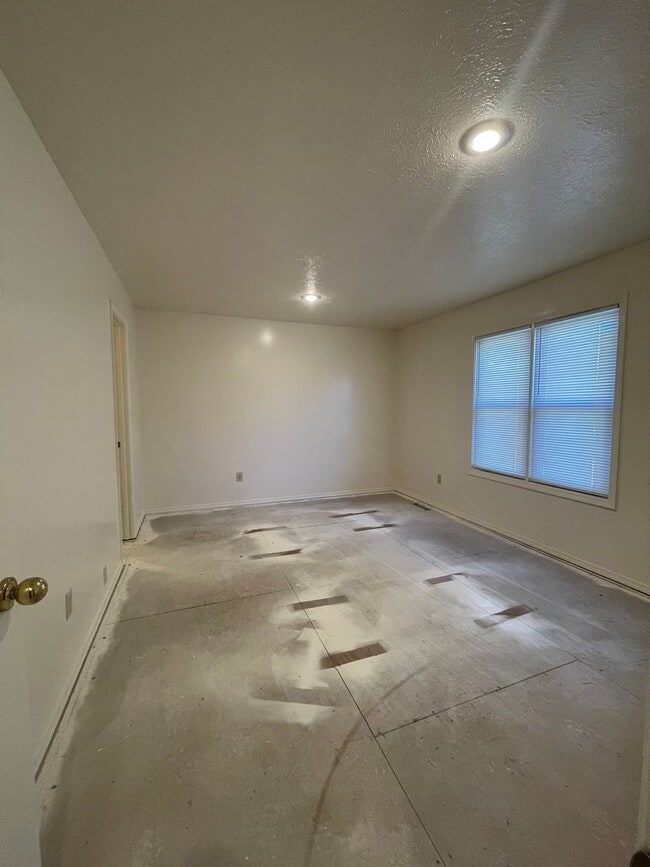 Building Photo - Southern Hills 3 Bedroom 2 Bath Duplex-New...