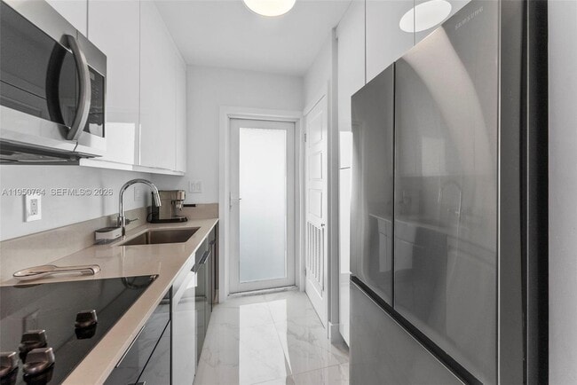 Building Photo - 3250 NE 28th St