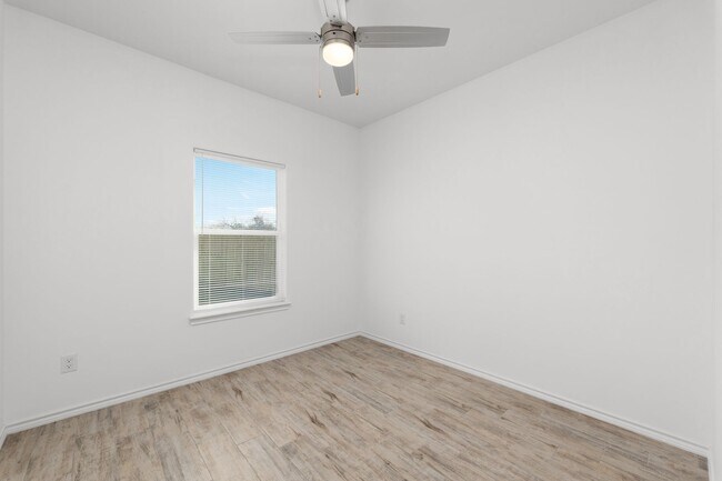Building Photo - 2715 Maria Dr