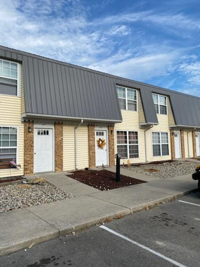Building Photo - 2 Bedroom Townhouse in Albion!