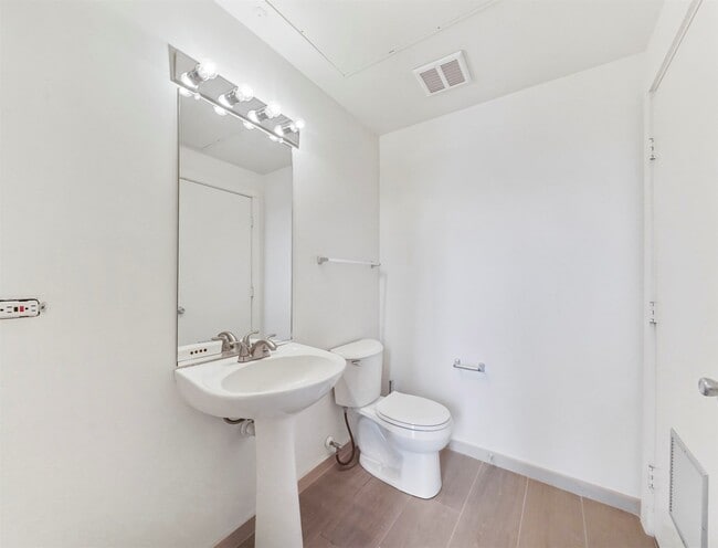 Building Photo - 2000 Bagby St