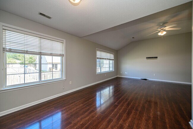 Building Photo - 709 Campusview Dr