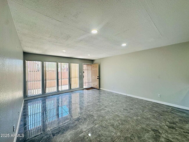 Building Photo - 2675 E Silk Oak Dr