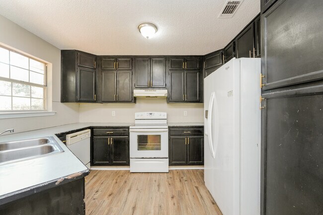 Building Photo - Fantastic 3bd/2ba home! Coming soon!