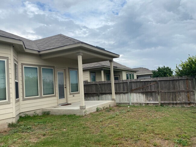 Building Photo - 4 Bedroom 3 Bathroom located in Remuda Ran...