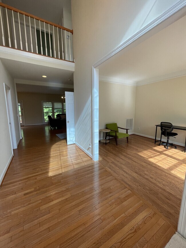 Building Photo - 5001 Paces Ferry Dr