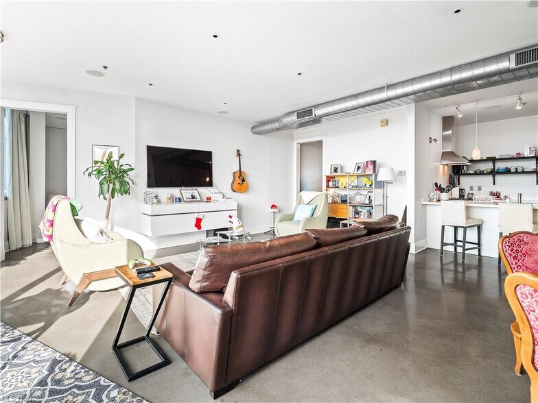 Living Room - 701 W Lakeside Ave