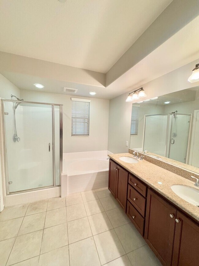 Building Photo - 12336 Hollyhock Dr
