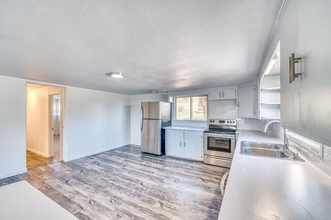 Building Photo - 4 bedroom 2 bath Home