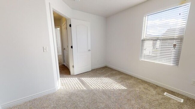 Building Photo - Springville Home